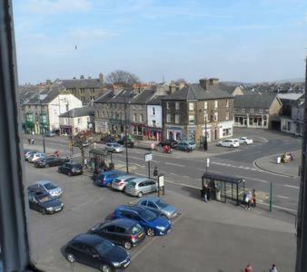 Apartment Over Looking Buxton Market Square Exterior foto